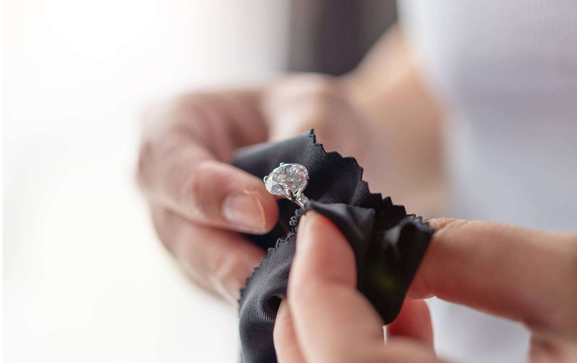  Lyzurox : The Art of High-Precision Jewelry Polishing